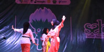 Kontigen Daerah DKI Jakarta, menampilkan Tarian Kembang Jatoh dari Suku Betawi.