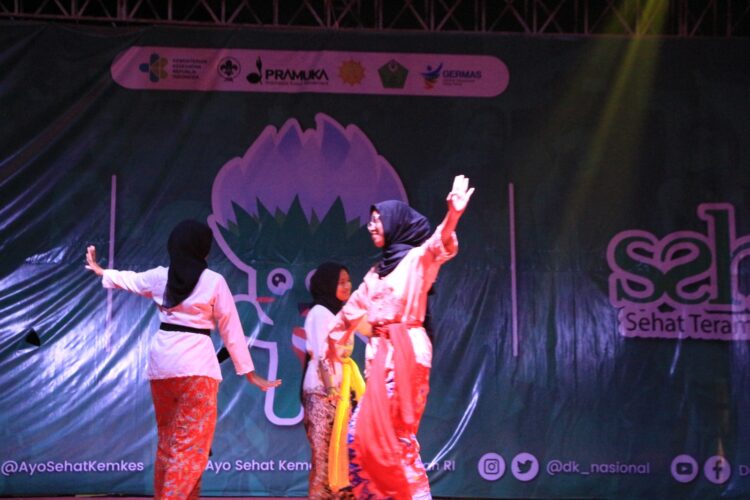 Kontigen Daerah DKI Jakarta, menampilkan Tarian Kembang Jatoh dari Suku Betawi.