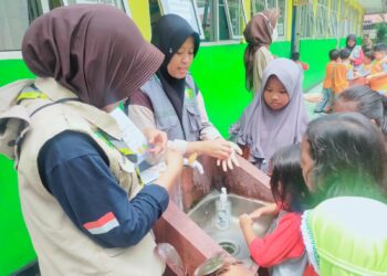 Dengan mencuci tangan dapat terhindar dari penyakit.