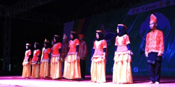 Tari Dero Tarian Tradisional Khas Suku Pamona Ditampilkan dalam Giat Malam oleh Kontingen Sulawesi Tengah.