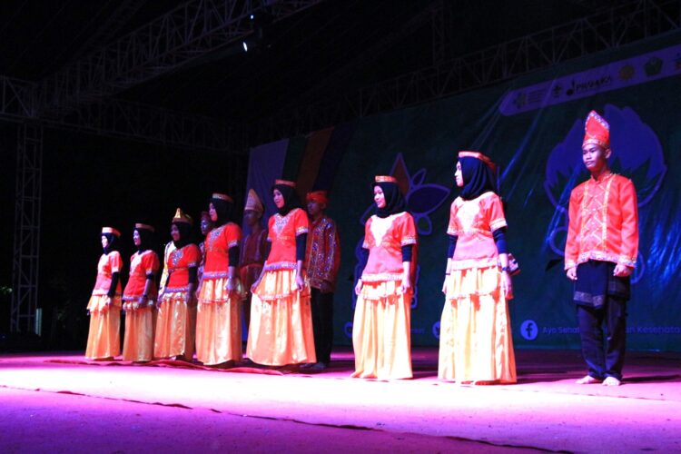 Tari Dero Tarian Tradisional Khas Suku Pamona Ditampilkan dalam Giat Malam oleh Kontingen Sulawesi Tengah.