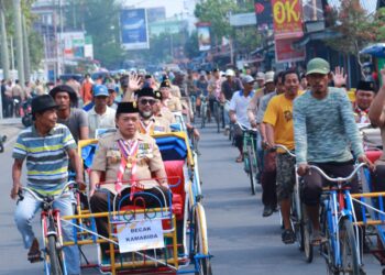 Gubernur Jambi bersama Ketua Kwarda dan Bupati Tanjab Barat Pilih Naik Becak Menuju Tempat Upacara