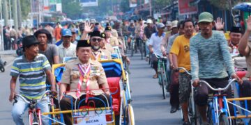 Gubernur Jambi bersama Ketua Kwarda dan Bupati Tanjab Barat Pilih Naik Becak Menuju Tempat Upacara