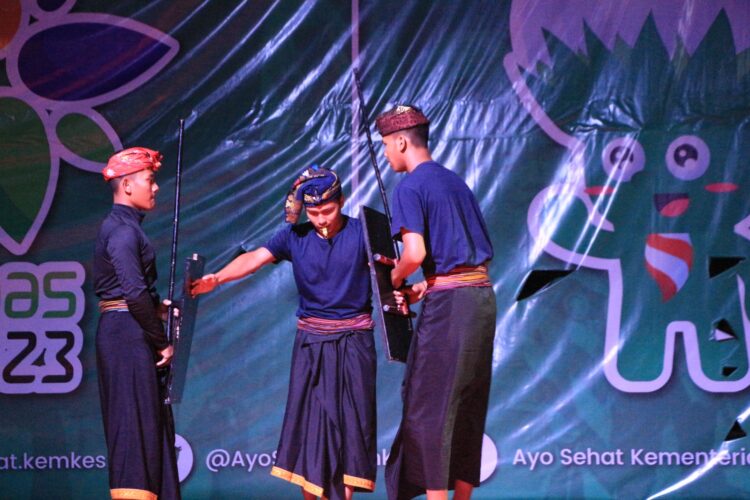 Pertunjukkan Tari Peresean Yang Menegangkan, persembahan dari Kontingen NTB Pada Giat Malam Pertinas SBH ke-VI.