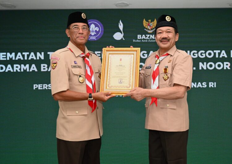 Ketua Baznas Terima Penghargaan Lencana Darma Bakti