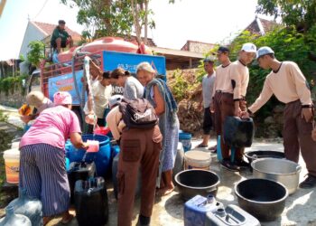 Kemarau Panjang di Grobogan, Pramuka SMK At Thoat Turut Bagikan Air Bersih