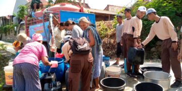 Kemarau Panjang di Grobogan, Pramuka SMK At Thoat Turut Bagikan Air Bersih