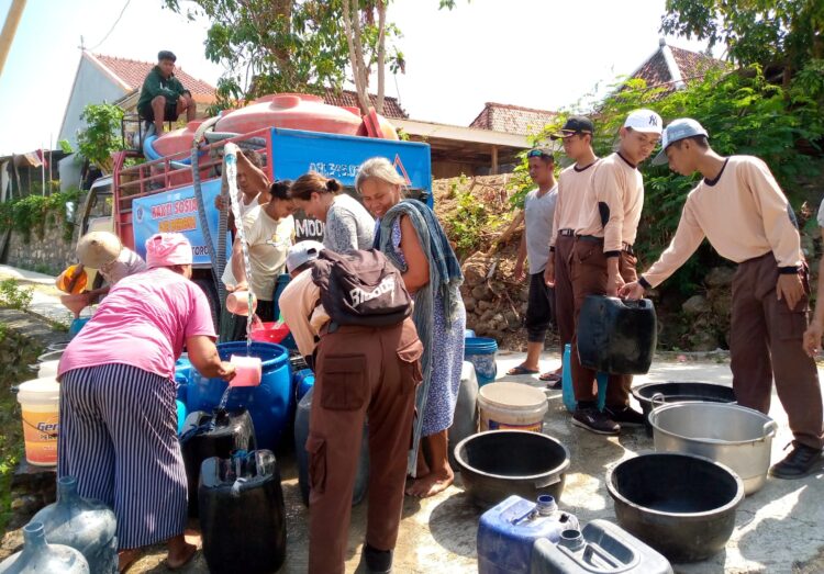 Kemarau Panjang di Grobogan, Pramuka SMK At Thoat Turut Bagikan Air Bersih