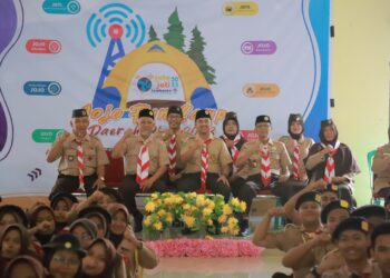 Gubernur Riau diwakili Kepala Dinas Kepemudaan dan Olahraga (Kadispora) Provinsi Riau kak Boby Rachmat SSTP MSi foto bersama undangan dan peserta usai pembukaan Jamboree On The Air (JOTA) ke-86 dan Jamboree On The Internet (JOTI) ke- 44 Kwarda Riau