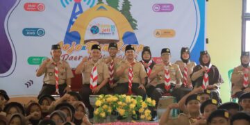 Gubernur Riau diwakili Kepala Dinas Kepemudaan dan Olahraga (Kadispora) Provinsi Riau kak Boby Rachmat SSTP MSi foto bersama undangan dan peserta usai pembukaan Jamboree On The Air (JOTA) ke-86 dan Jamboree On The Internet (JOTI) ke- 44 Kwarda Riau