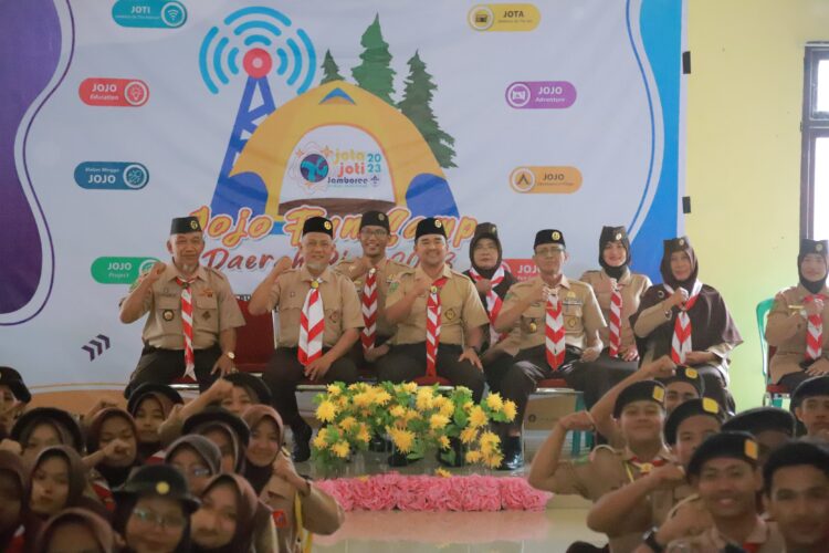 Gubernur Riau diwakili Kepala Dinas Kepemudaan dan Olahraga (Kadispora) Provinsi Riau kak Boby Rachmat SSTP MSi foto bersama undangan dan peserta usai pembukaan Jamboree On The Air (JOTA) ke-86 dan Jamboree On The Internet (JOTI) ke- 44 Kwarda Riau