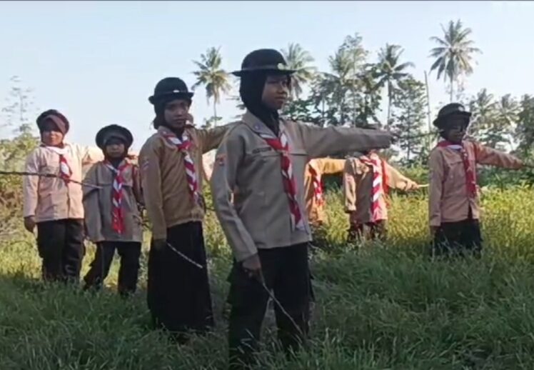 Kuatkan Kompetensi Kepramukaan, Pramuka MI Arrahman Pajekko Latih Ketangkasan Semaphore