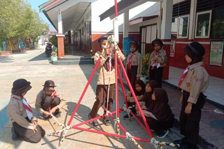 Gudep Pangkalan UPT SD Inpres 12/79 Lonrae Latihan Buat Tiang Bendera Kreasi