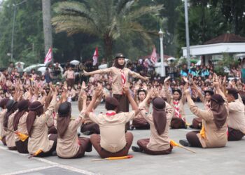Wakil Wali Kota Bogor Serah Sertifikat Akreditasi Gudep di Upacara Gelar Senja
