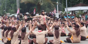 Wakil Wali Kota Bogor Serah Sertifikat Akreditasi Gudep di Upacara Gelar Senja