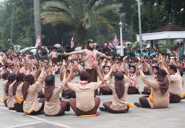 Wakil Wali Kota Bogor Serah Sertifikat Akreditasi Gudep di Upacara Gelar Senja