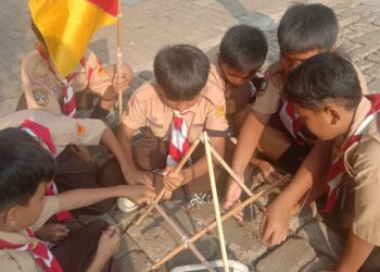 Gudep Pangkalan SDN Rambutan 03 Pagi Gelar Latihan Membuat Maniatur Pionering