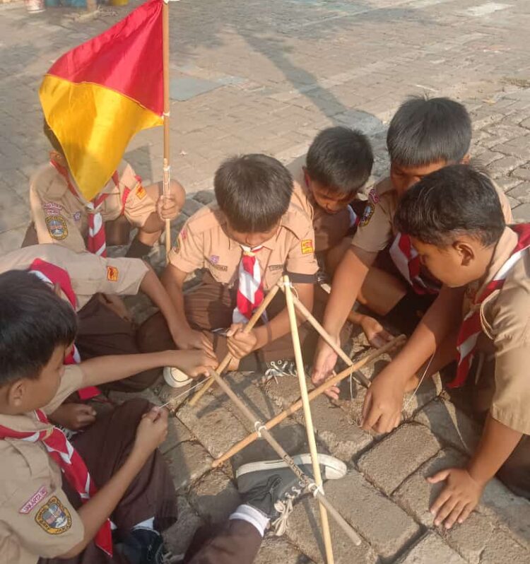 Gudep Pangkalan SDN Rambutan 03 Pagi Gelar Latihan Membuat Maniatur Pionering