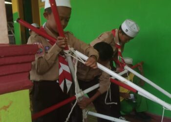 Latihan Membuat Pionering di Pangkalan MI Arrahman Pajekko, Bone