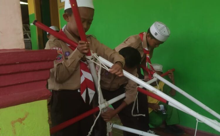 Latihan Membuat Pionering di Pangkalan MI Arrahman Pajekko, Bone