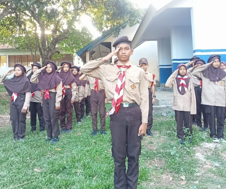 Pramuka SMP Negeri 1 Barebbo Peringati Hari Pahlawan
