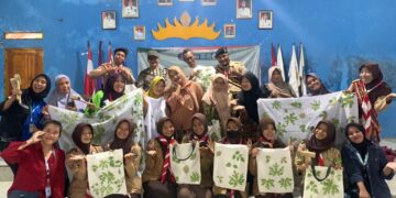 Gudep Pangkalan Unila Ajarkan Batik Ecoprint ke Warga Masyarakat Margodadi