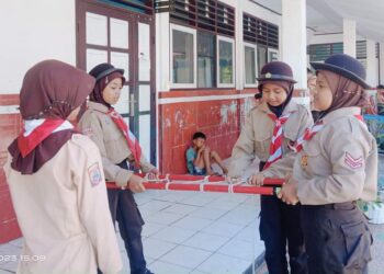 Latihan Pembuatan Tandu Darurat Pramuka UPT SD Inpres 12/79 Lonrae