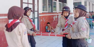 Latihan Pembuatan Tandu Darurat Pramuka UPT SD Inpres 12/79 Lonrae
