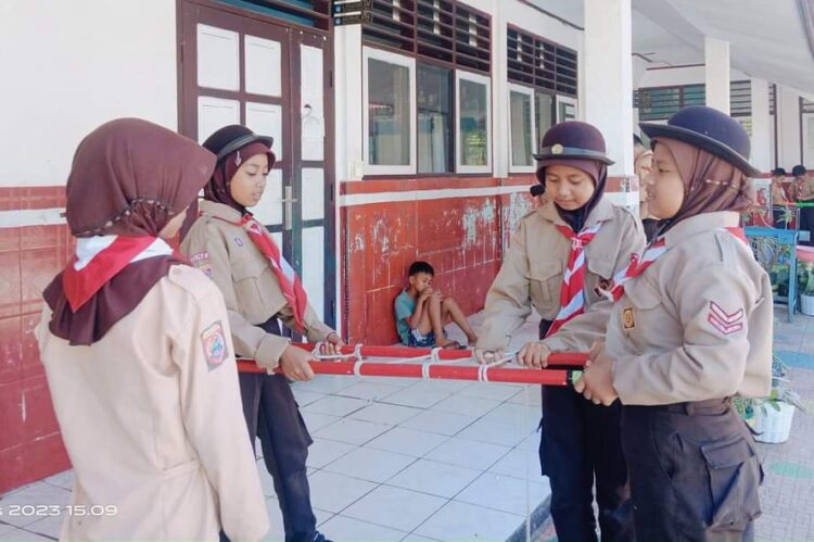 Latihan Pembuatan Tandu Darurat Pramuka UPT SD Inpres 12/79 Lonrae