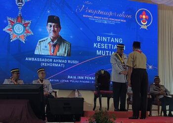 Kak Ahmad Rusdi Menerima Bintang Kesetiaan Mutiara dari Persekutuan Pengakap Malaysia Pulau Penang