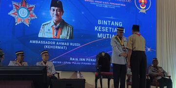 Kak Ahmad Rusdi Menerima Bintang Kesetiaan Mutiara dari Persekutuan Pengakap Malaysia Pulau Penang