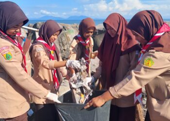 Pramuka Kwarcab Banda Aceh Baksos di Makam Keramat Syiah Kuala