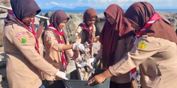 Pramuka Kwarcab Banda Aceh Baksos di Makam Keramat Syiah Kuala