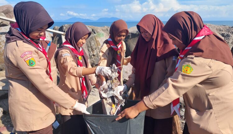 Pramuka Kwarcab Banda Aceh Baksos di Makam Keramat Syiah Kuala