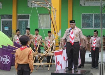 Ka Kwarcab Inhu Lepas Kontingen SDIT Khairul Ummah Ikuti Kemah Wilayah Riau III