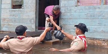 Peduli Banjir, Kwarran Rengat Barat Distribusikan Paket Donasi Untuk Warga