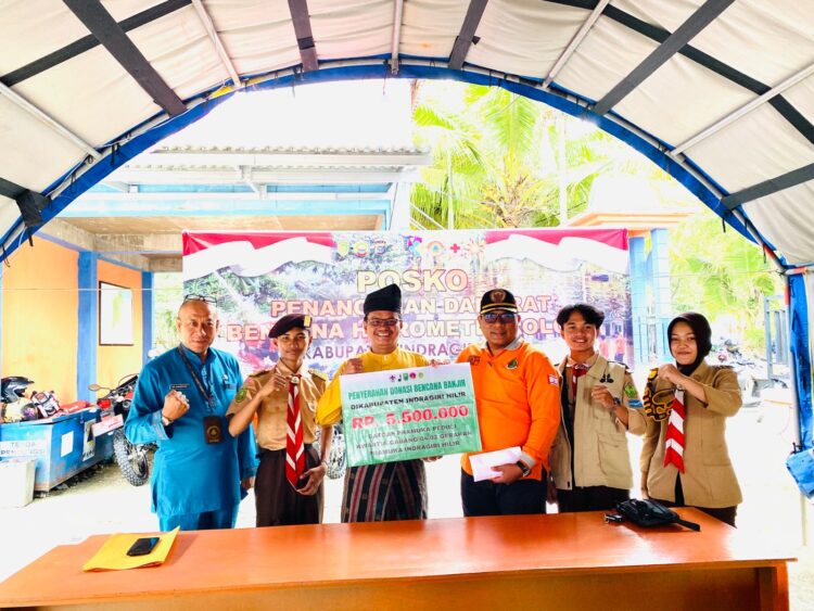 Satgas Pramuka Peduli Kwarcab Inhil Serahkan Bantuan ke Masyarakat Terdampak Banjir