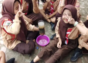 Pramuka Gudep Pangkalan SMPN 13 Pematangsiantar Lakukan Aksi Daur Ulang Botol Bekas