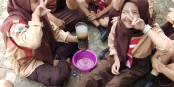Pramuka Gudep Pangkalan SMPN 13 Pematangsiantar Lakukan Aksi Daur Ulang Botol Bekas