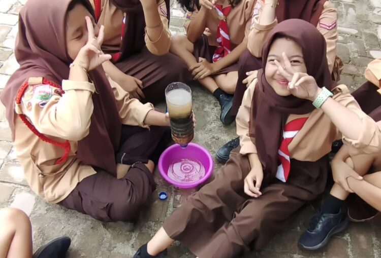 Pramuka Gudep Pangkalan SMPN 13 Pematangsiantar Lakukan Aksi Daur Ulang Botol Bekas