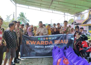 Satgas Pramuka Peduli Kwarda Riau Salurkan Nasi Kotak Untuk Warga Terdampak Banjir di Rumbai