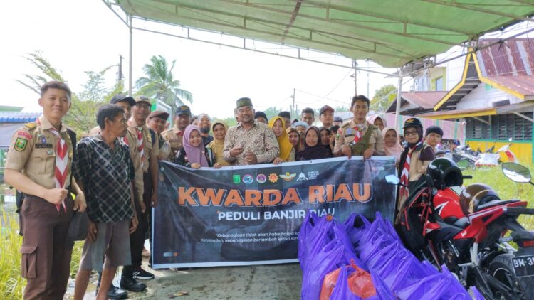 Satgas Pramuka Peduli Kwarda Riau Salurkan Nasi Kotak Untuk Warga Terdampak Banjir di Rumbai