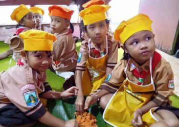 Asyiknya Cooking Class Pra Siaga Membuat Jajanan Tradisional Cenil dan Gethuk Telo