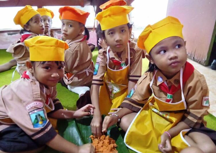 Asyiknya Cooking Class Pra Siaga Membuat Jajanan Tradisional Cenil dan Gethuk Telo