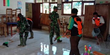 Pramuka Ranting Brati Bantu Bersihkan Bekas Banjir