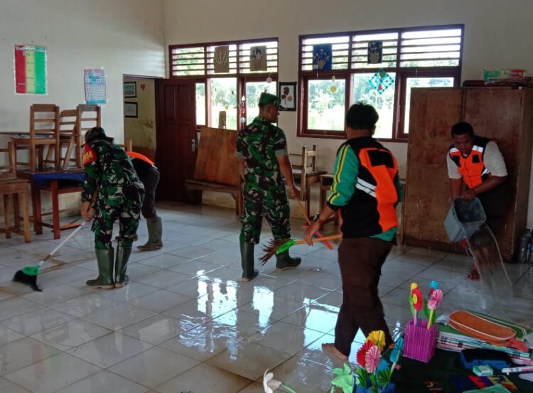 Pramuka Ranting Brati Bantu Bersihkan Bekas Banjir