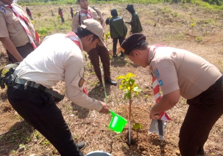 Saka Wanabakti Kwarran Parungpanjang Ikut Kegiatan Penenaman Bersama Rimbawan