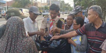 Gudep Pangkalan SMAN 1 Cepu Berbagi Takjil Kepada Masyarakat