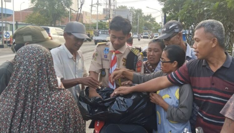 Gudep Pangkalan SMAN 1 Cepu Berbagi Takjil Kepada Masyarakat