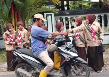Berbagi Takjil! Ajang Pramuka MI Ma’arif NU 1 Dawuhanwetan Peduli Sesama